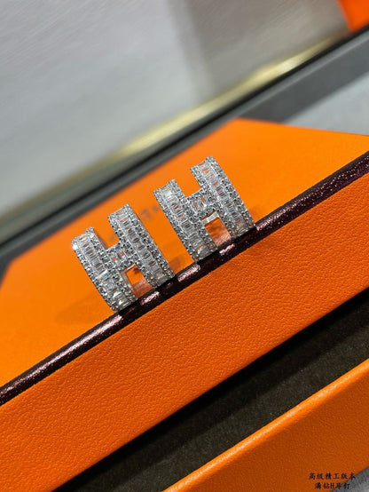¡®Veyra Jewelry¡¯H STUD EARRINGS WITH SILVER DIAMONDS