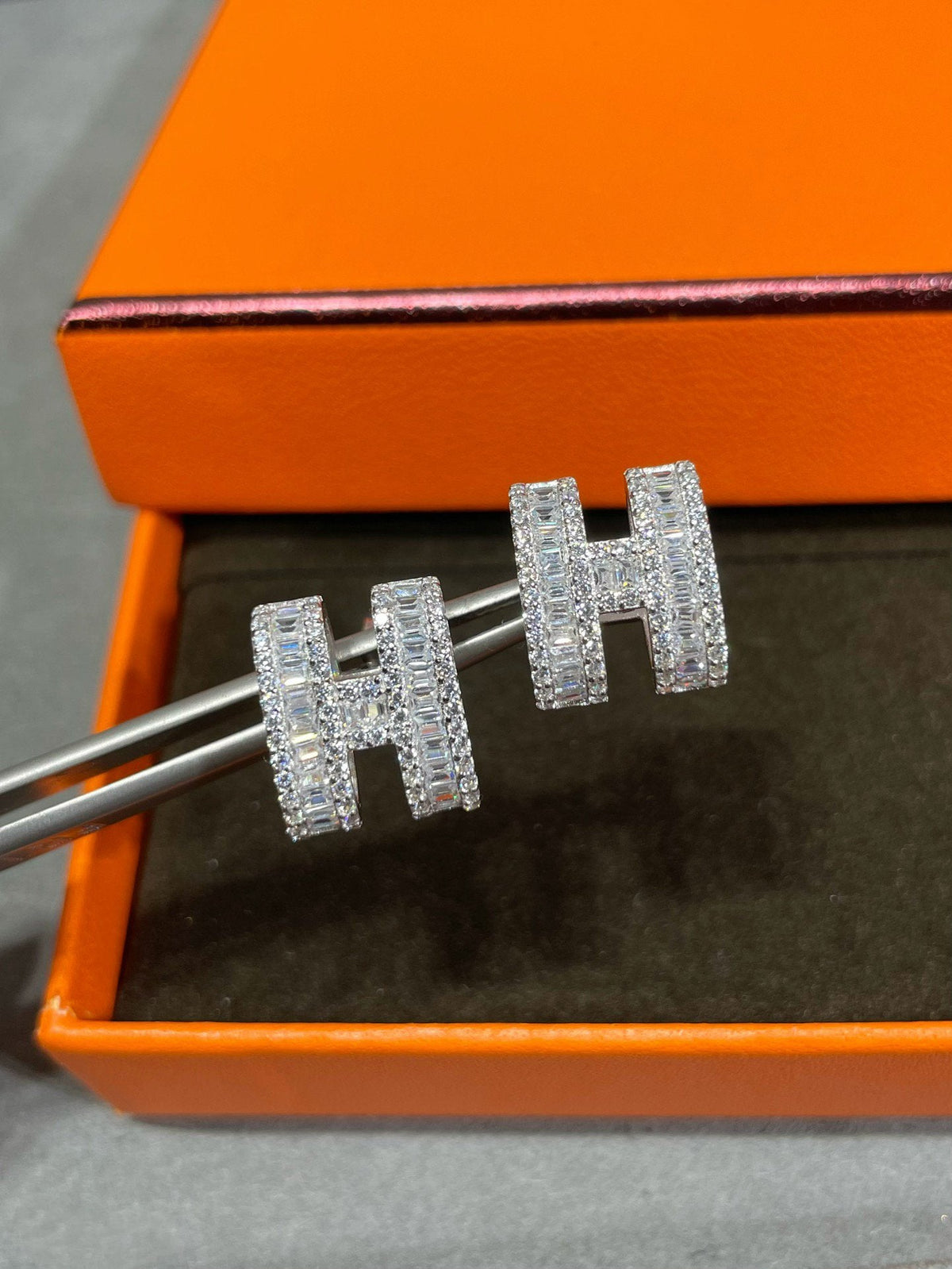 ¡®Veyra Jewelry¡¯H STUD EARRINGS WITH SILVER DIAMONDS