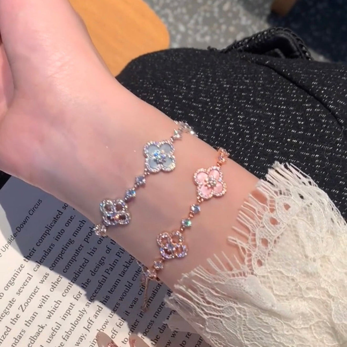 ¡®Veyra Jewelry¡¯CLOVER 5 MOTIF PINK BLUE RED WHITE BRACELET